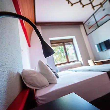 Pb Urban Garden With Secured Parking Alojamento de Acomodação e Pequeno-almoço 3*