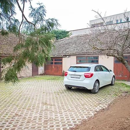 Pb Urban Garden With Secured Parking